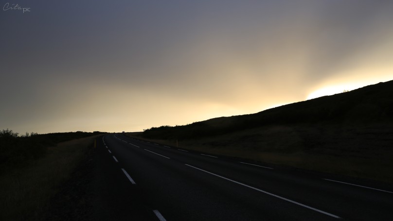 Coucher du soleil sur la route en direction de Thingvellir en venant de Geysir