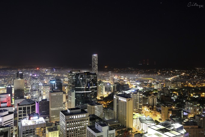 Vue nocturne sur Brisbane depuis la Aurora Tower